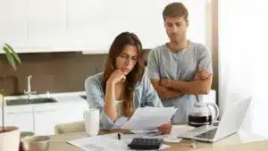 pareja preocupada por la subida de la plusvalia